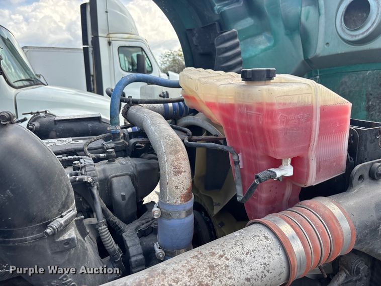 image for item YA1943 2018 Kenworth T680 semi truck