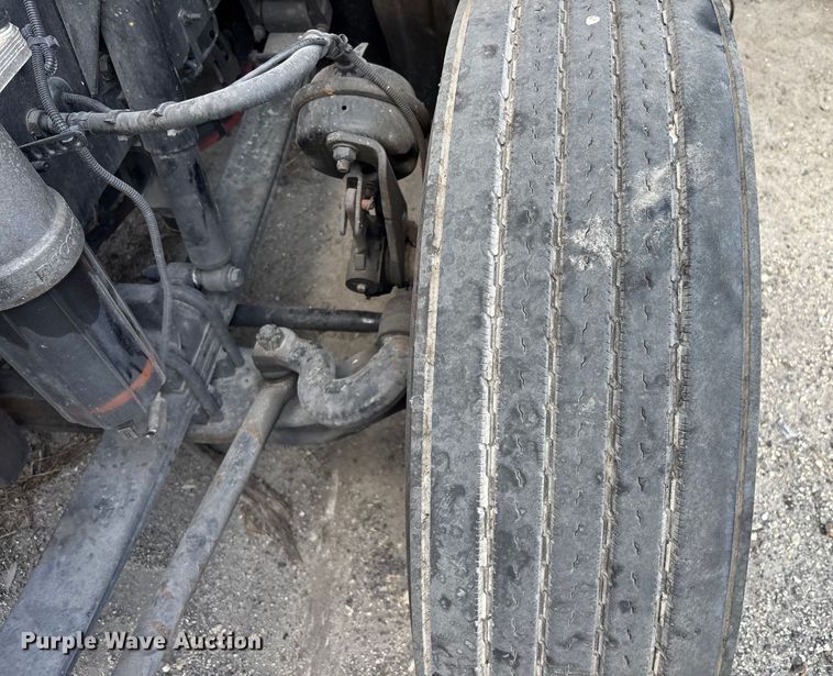 image for item YA1943 2018 Kenworth T680 semi truck