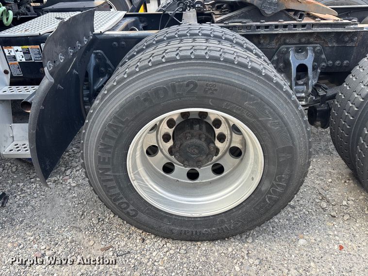 image for item YA1943 2018 Kenworth T680 semi truck