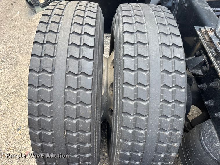 image for item YA1943 2018 Kenworth T680 semi truck