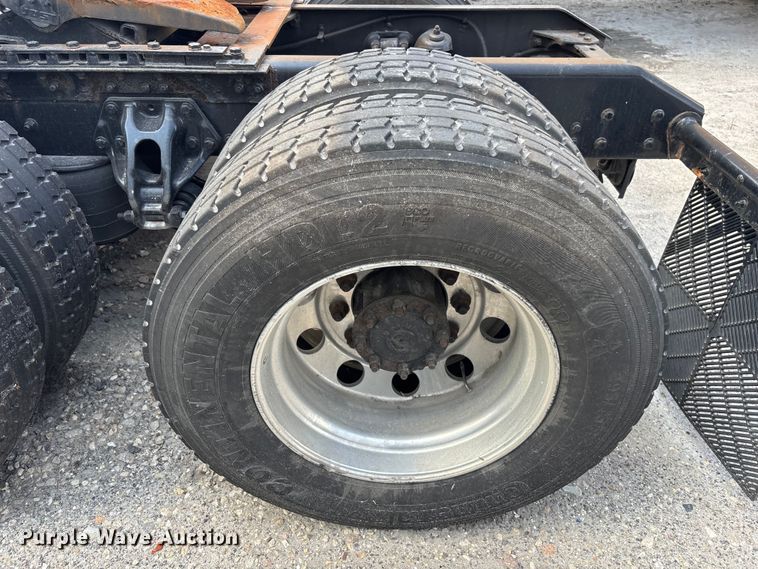 image for item YA1943 2018 Kenworth T680 semi truck