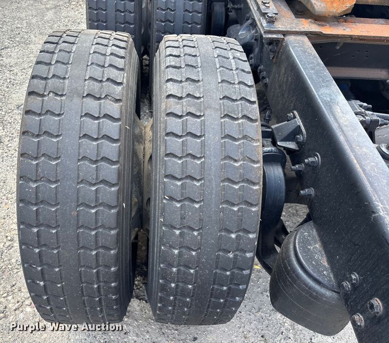 image for item YA1943 2018 Kenworth T680 semi truck