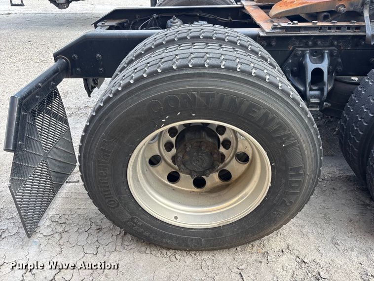 image for item YA1943 2018 Kenworth T680 semi truck