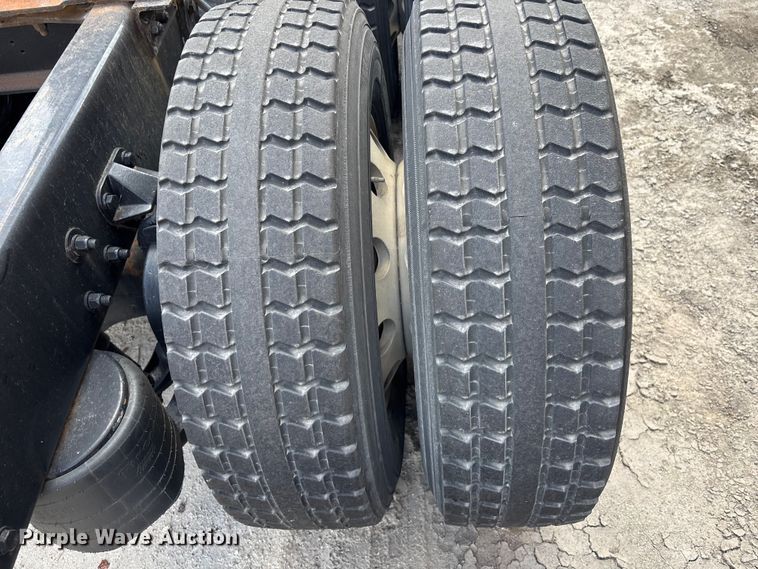 image for item YA1943 2018 Kenworth T680 semi truck