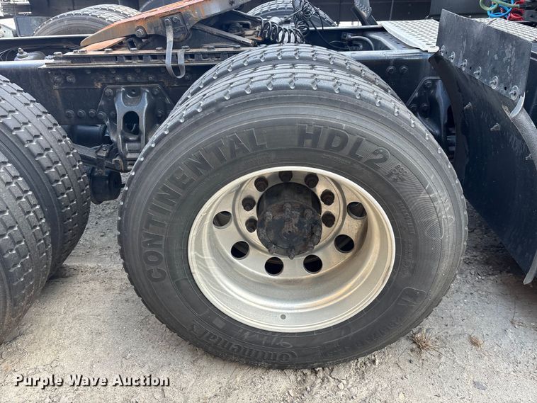 image for item YA1943 2018 Kenworth T680 semi truck