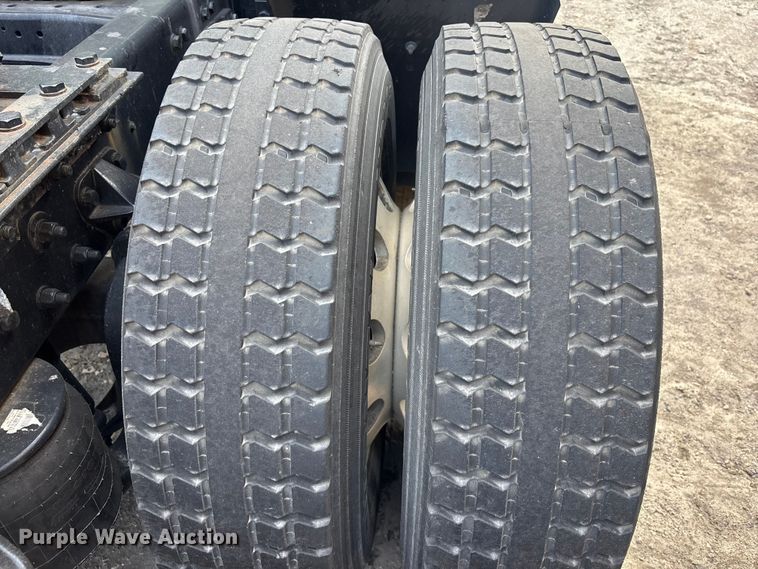 image for item YA1943 2018 Kenworth T680 semi truck