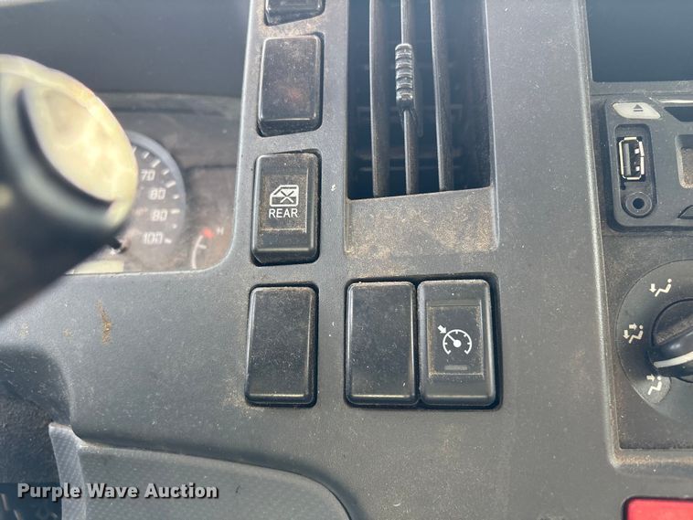 image for item YA1962 2018 Chevrolet Crew Cab box truck