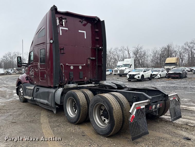image for item YA2081 2019 Kenworth T680 semi truck