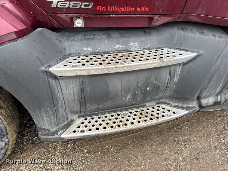 image for item YA2081 2019 Kenworth T680 semi truck