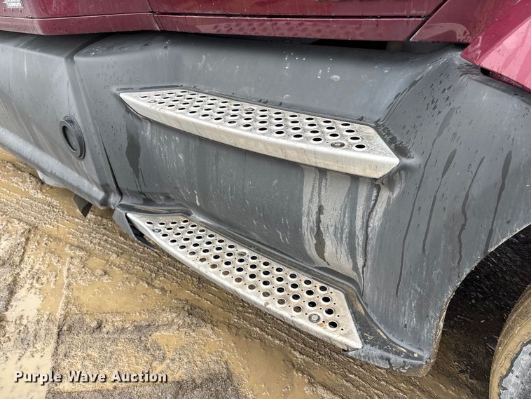 image for item YA2081 2019 Kenworth T680 semi truck