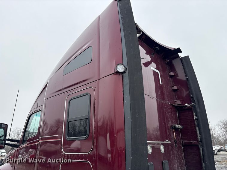 image for item YA2081 2019 Kenworth T680 semi truck