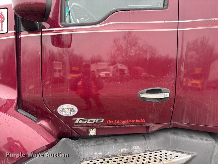 image for item YA2081 2019 Kenworth T680 semi truck