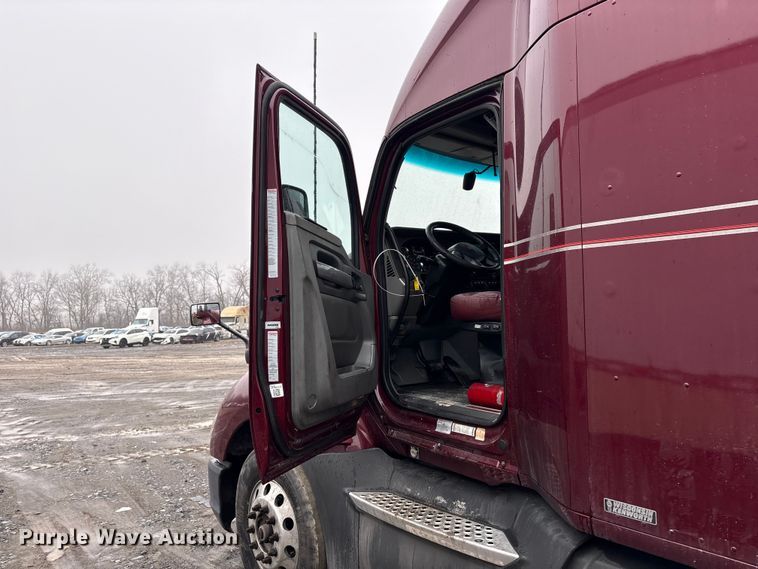 image for item YA2081 2019 Kenworth T680 semi truck