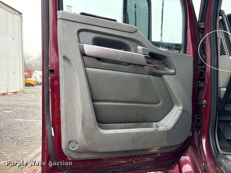 image for item YA2081 2019 Kenworth T680 semi truck