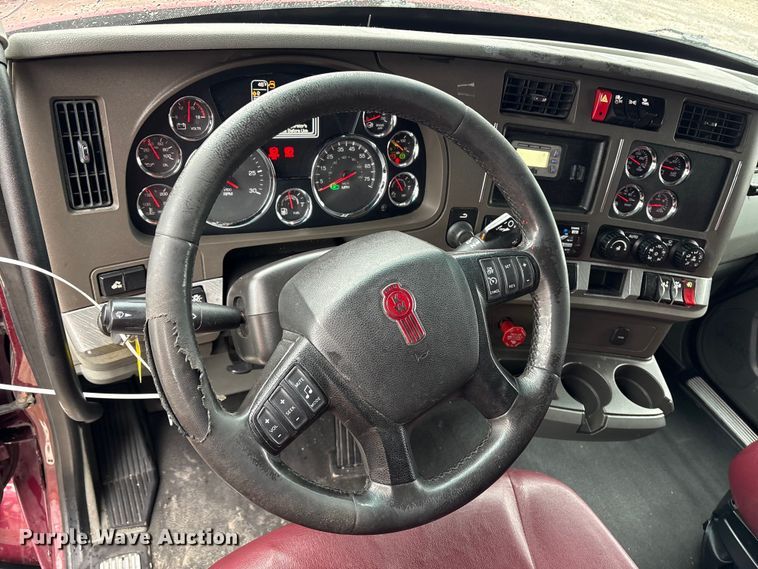 image for item YA2081 2019 Kenworth T680 semi truck