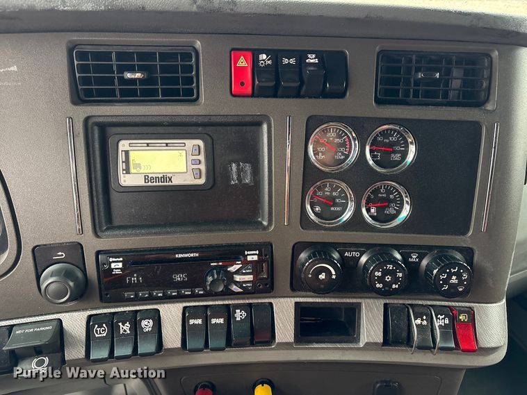 image for item YA2081 2019 Kenworth T680 semi truck