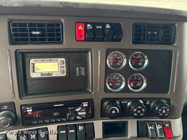 image for item YA2081 2019 Kenworth T680 semi truck