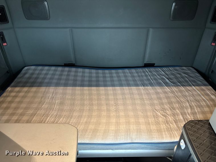 image for item YA2081 2019 Kenworth T680 semi truck