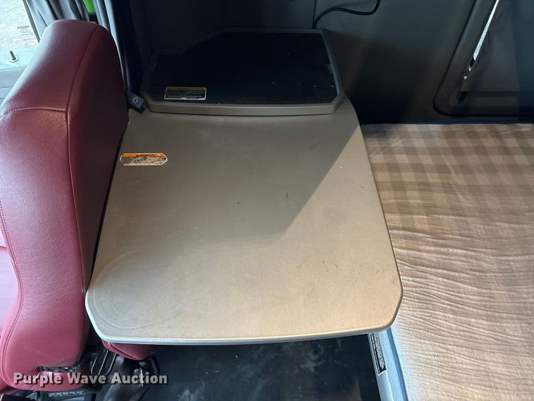 image for item YA2081 2019 Kenworth T680 semi truck