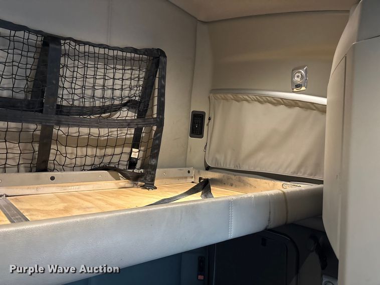 image for item YA2081 2019 Kenworth T680 semi truck