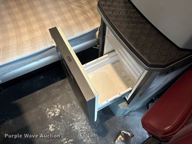 image for item YA2081 2019 Kenworth T680 semi truck