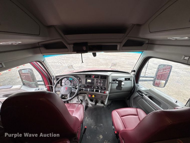 image for item YA2081 2019 Kenworth T680 semi truck