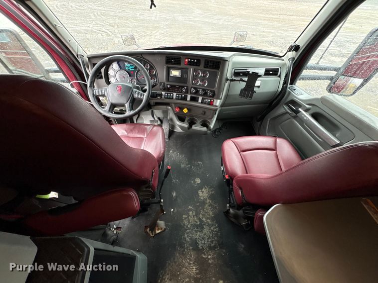 image for item YA2081 2019 Kenworth T680 semi truck