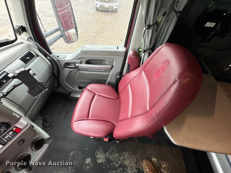 image for item YA2081 2019 Kenworth T680 semi truck