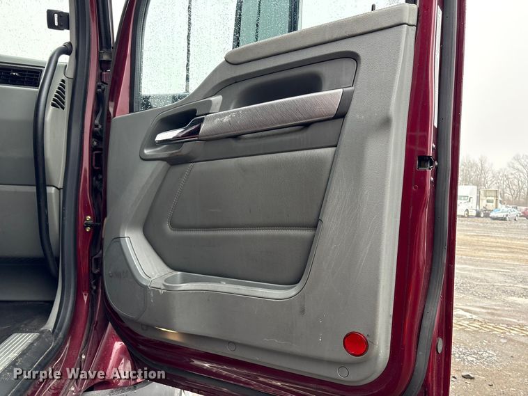 image for item YA2081 2019 Kenworth T680 semi truck