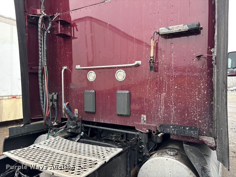 image for item YA2081 2019 Kenworth T680 semi truck