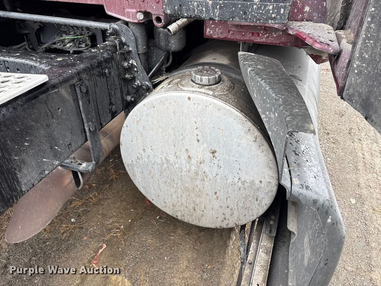 image for item YA2081 2019 Kenworth T680 semi truck