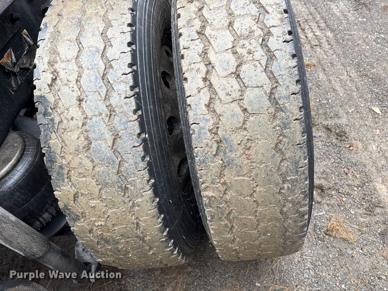 image for item YA2081 2019 Kenworth T680 semi truck