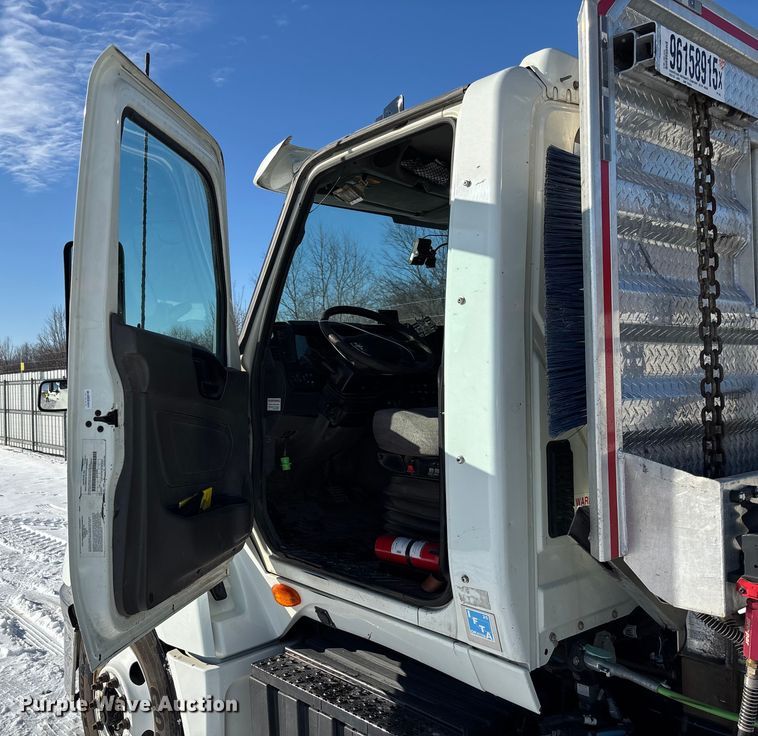 image for item YA2099 2020 International LT625 semi truck