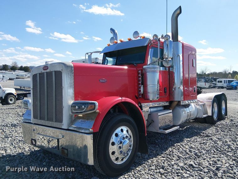 image for item YA2142 2015 Peterbilt 389 semi truck