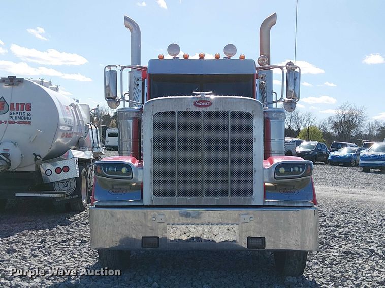 image for item YA2142 2015 Peterbilt 389 semi truck
