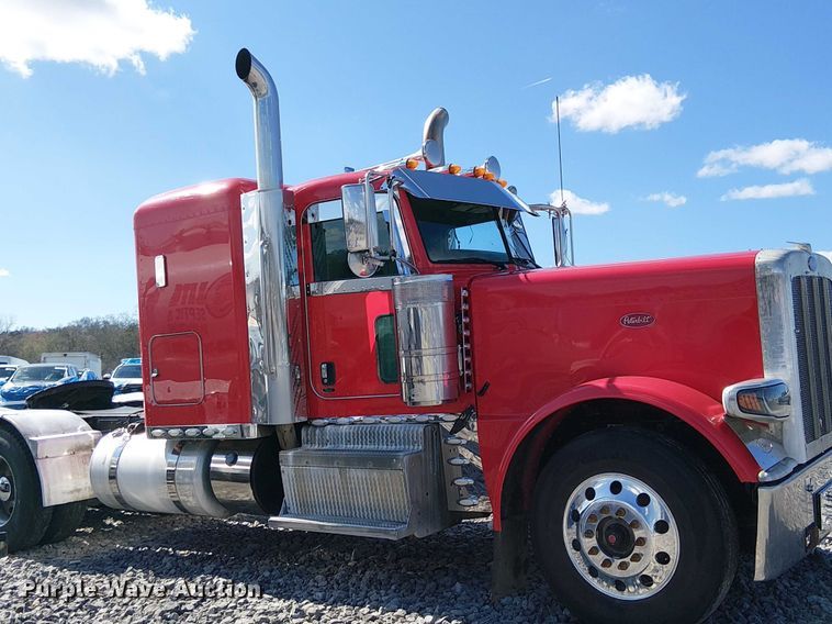 image for item YA2142 2015 Peterbilt 389 semi truck