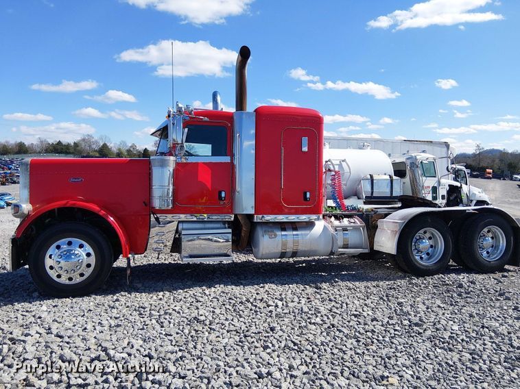 image for item YA2142 2015 Peterbilt 389 semi truck