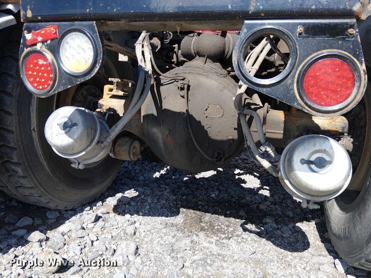 image for item YA2142 2015 Peterbilt 389 semi truck