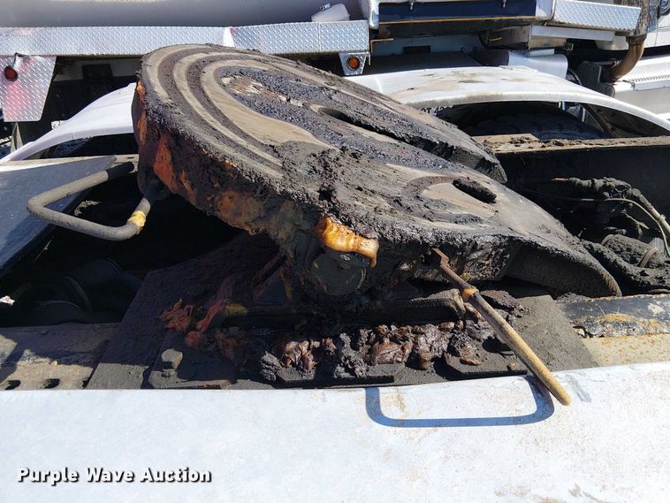 image for item YA2142 2015 Peterbilt 389 semi truck