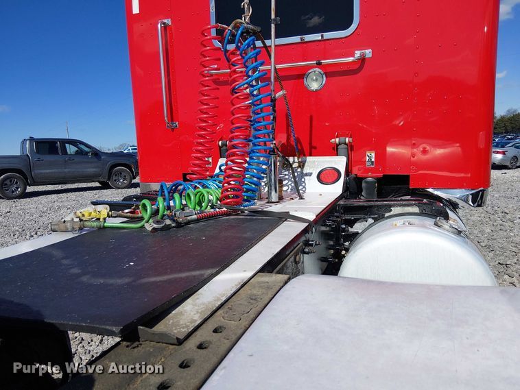 image for item YA2142 2015 Peterbilt 389 semi truck