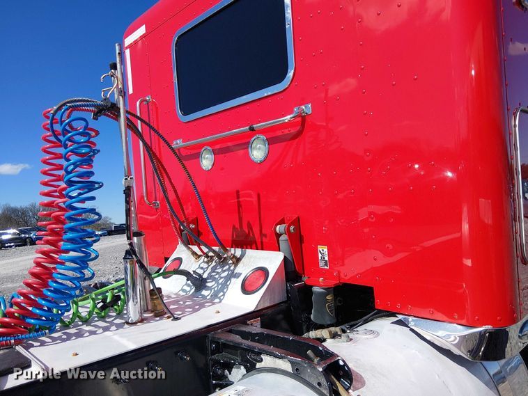 image for item YA2142 2015 Peterbilt 389 semi truck