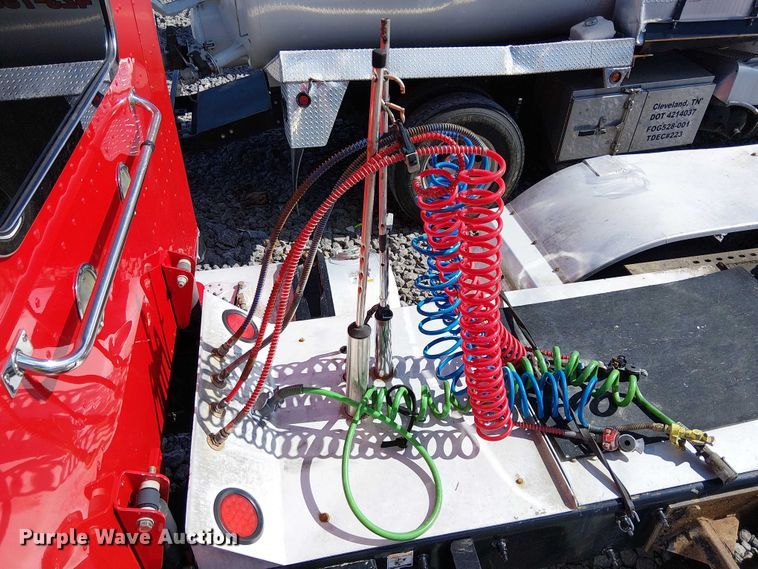 image for item YA2142 2015 Peterbilt 389 semi truck