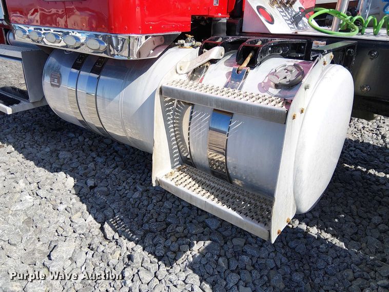 image for item YA2142 2015 Peterbilt 389 semi truck