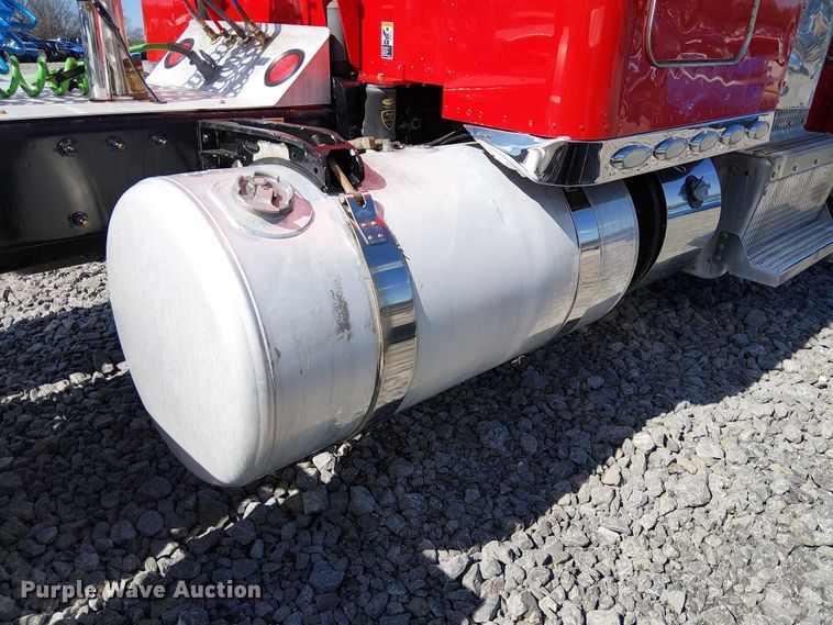 image for item YA2142 2015 Peterbilt 389 semi truck