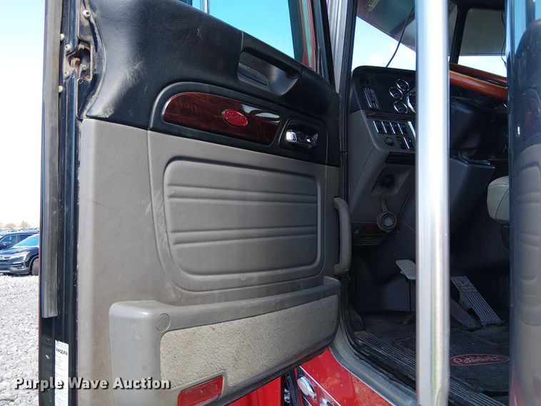 image for item YA2142 2015 Peterbilt 389 semi truck