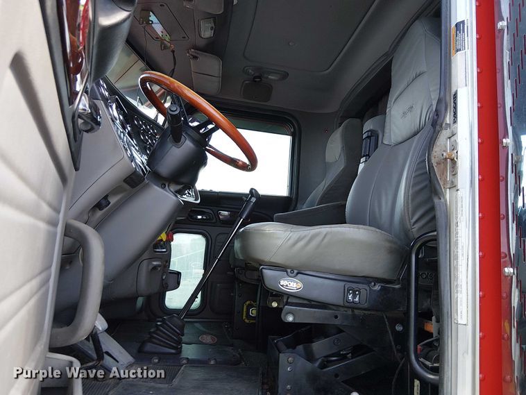 image for item YA2142 2015 Peterbilt 389 semi truck