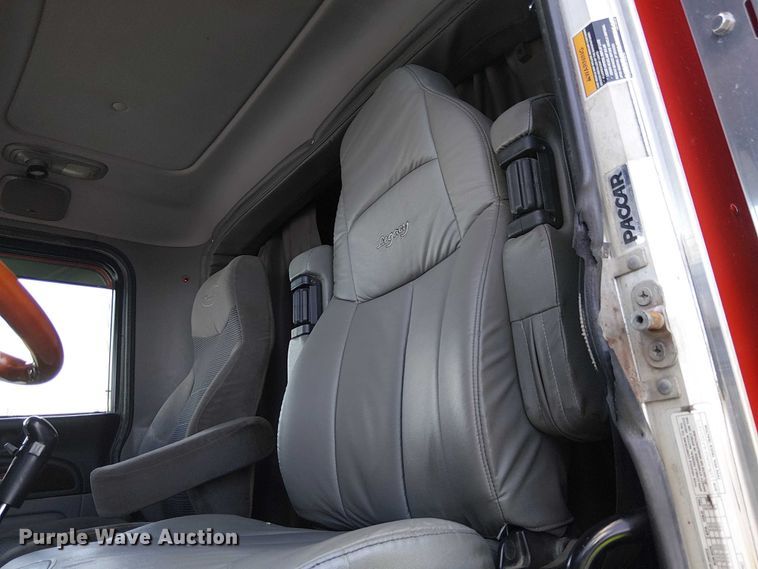 image for item YA2142 2015 Peterbilt 389 semi truck