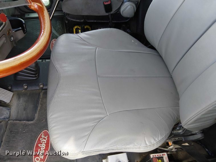 image for item YA2142 2015 Peterbilt 389 semi truck