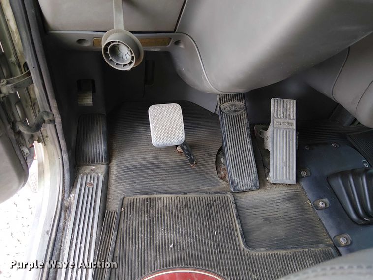 image for item YA2142 2015 Peterbilt 389 semi truck