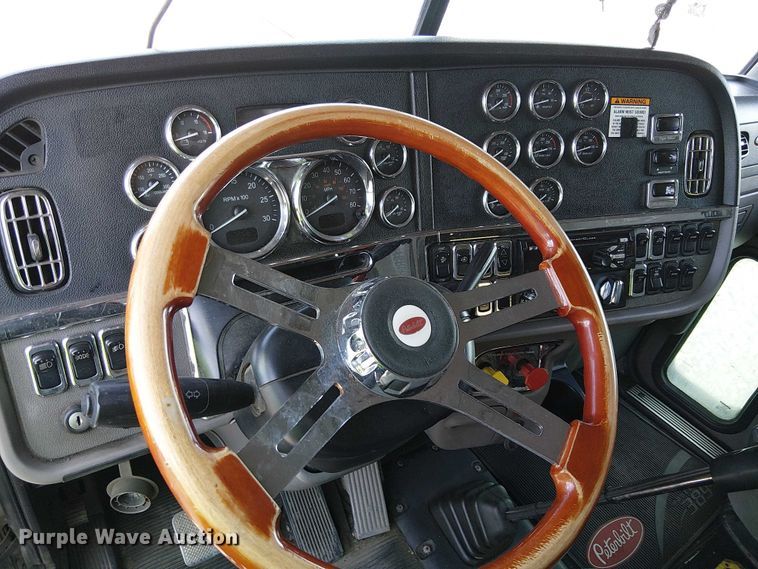 image for item YA2142 2015 Peterbilt 389 semi truck